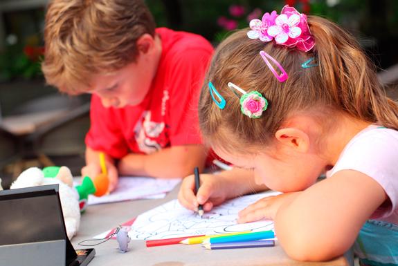 Kinder mit Malbild | Bospark De Schaapskooi